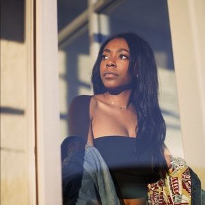 Meet your Posher, Mona